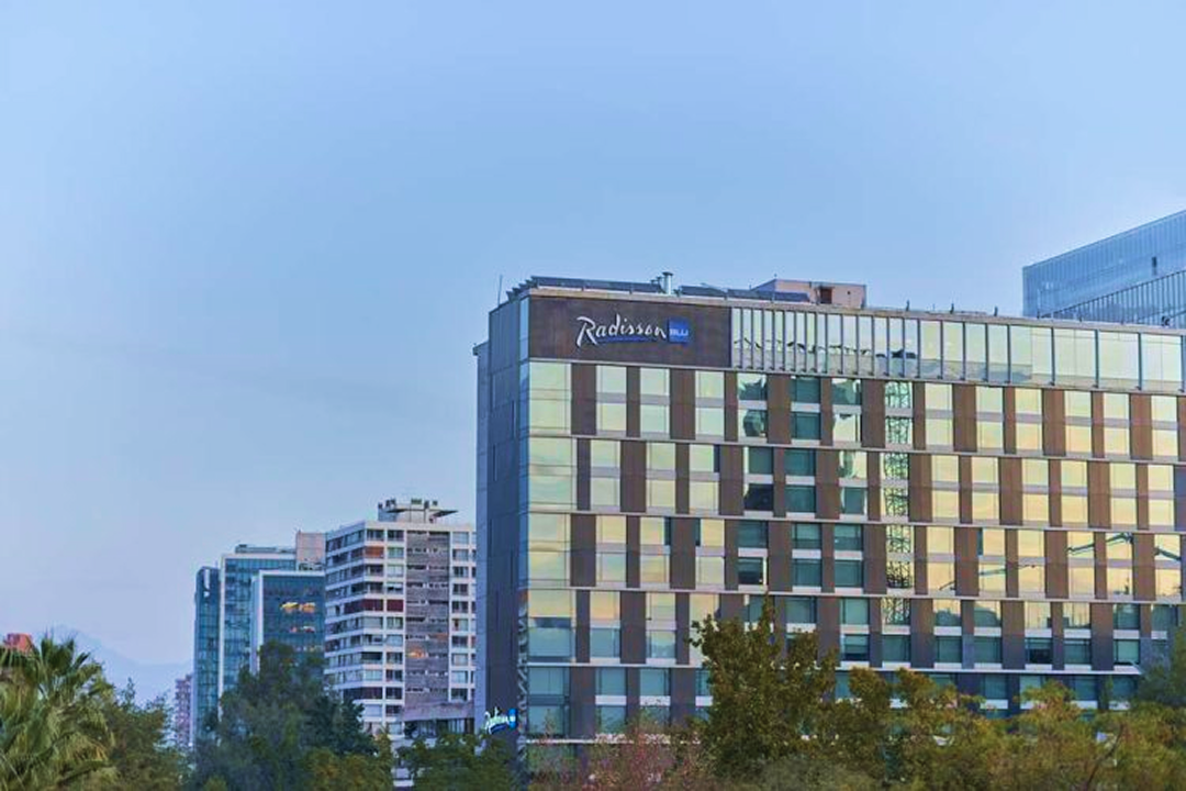 Exterior del Hotel Radisson Blu Plaza El Bosque